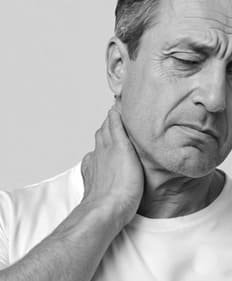 pessoa com dor na cervical