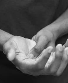 pessoa com dor na mão