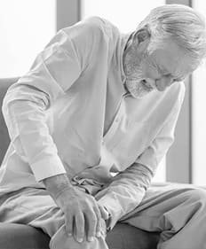 pessoa com dor no joelho