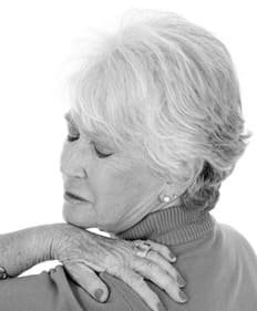 pessoa com dor no ombro