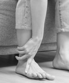 pessoa com dor no tornozelo